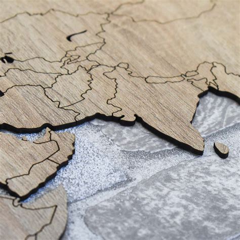 Mapa s vyznačenými hranicami pozemkov a susediacimi stromami.