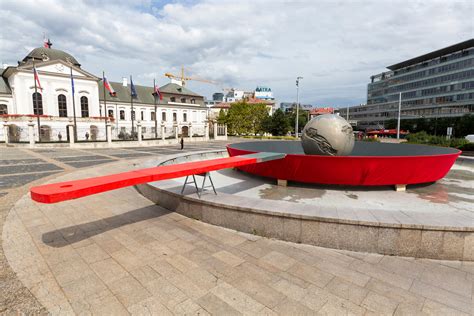 panvica pred prezidentským palácom