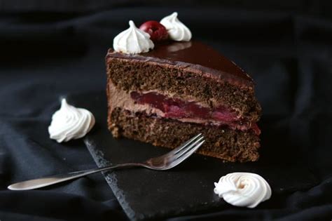 Vrstvenie čokoládovo-višňovej torty