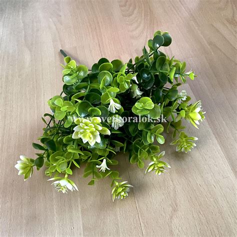 kvety a zeleň v jablkovo tyrkysovej