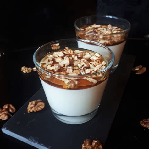 Panna cotta s medom a orechmi pripravená na servírovanie