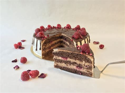 Vrstvená orechovo-čokoládová torta s malinami