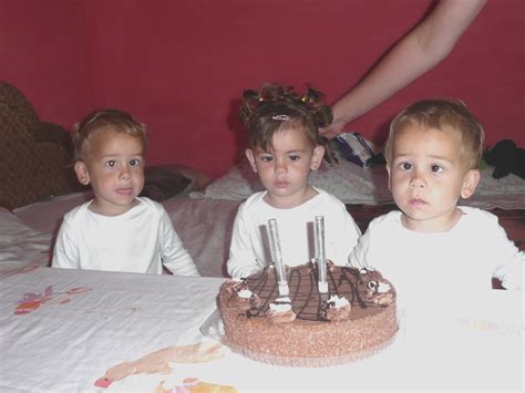 Deti sa tešia pri narodeninovej torte