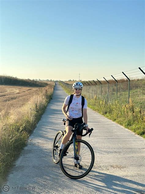 Ilustrácia kuriéra na bicykli s taškou