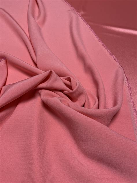 Rôzne typy hodvábnych tkanín: satén, žakár, krep