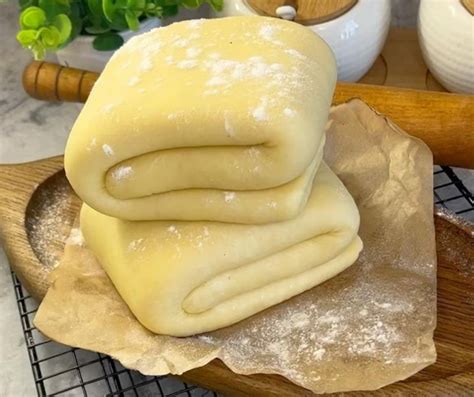 Lístkové cesto rozvalkané na pracovnej doske