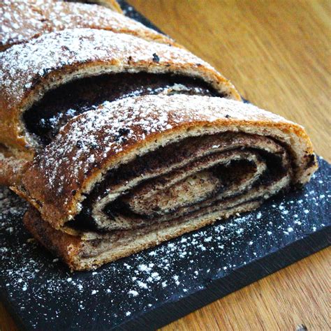 Hotový tvarohový závin posypaný práškovým cukrom