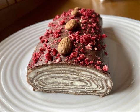 hotová roláda z mandľovej múky posypaná kakaom