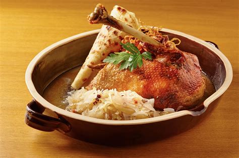 Fotografia taniera s pečenou husou, lokšami a kapustou