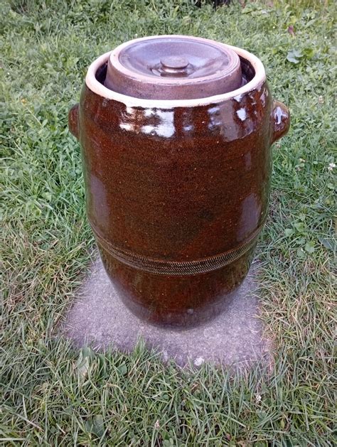 Keramický súdok na kapustu s vekom