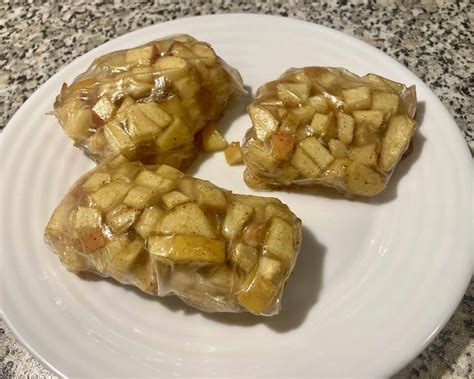 Ilustračná fotografia nakrájaných jabĺk v karamelovej forme