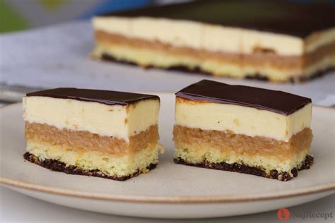 Hotový obrátený jablkový koláč s pudingom na tanieri