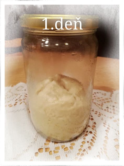 Ilustrácia rastu kvásku v pohári