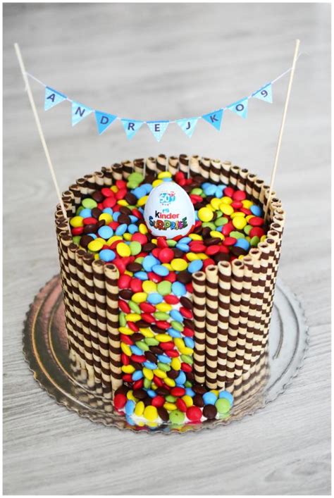 Ukážka zdobenia torty lentilkami