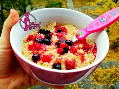 Infografika s porovnaním hmotnosti bežných surovín v lyžiciach a hrnčekoch