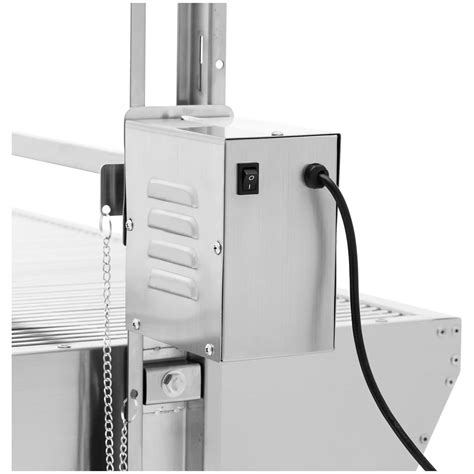 Detail otočného ražňa s kurčaťom v elektrickom grile