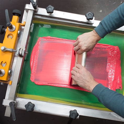 Proces ručnej sieťotlače na tričká