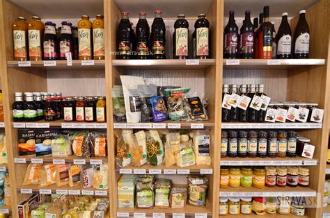 Regály s bezlepkovými potravinami v obchode so zdravou výživou