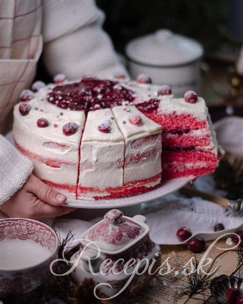 vrstvy punčovej torty prikladané na seba