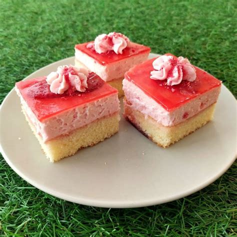 Koláž rôznych dezertov s jahodovým krémom