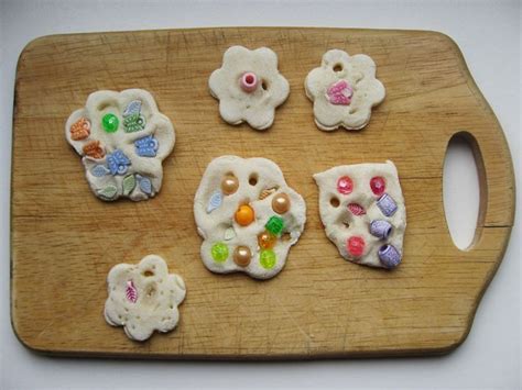 Deti pracujúce so slaným cestom a vykrajovačkami