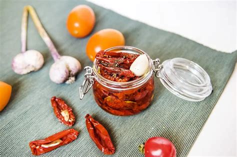 Naložená pečená paprika v oleji v pohároch