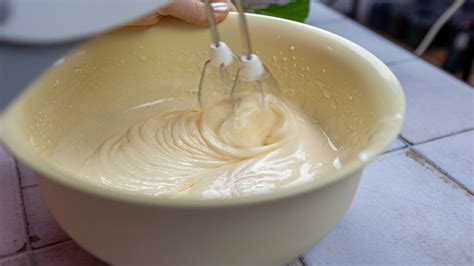 Vizualizácia správne vyšľahanej peny z vajec a cukru