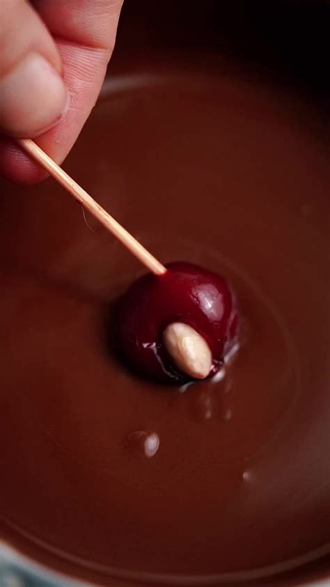 Servírovanie višňového likéru v pohári