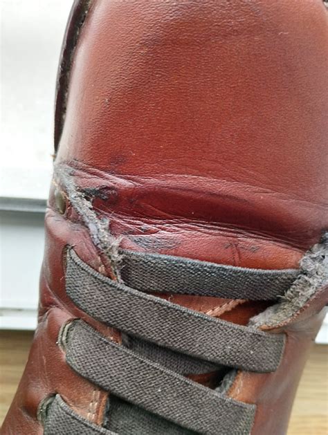 Sušenie kožených topánok s novinami