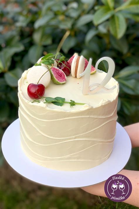 nádherne zdobená narodeninová torta