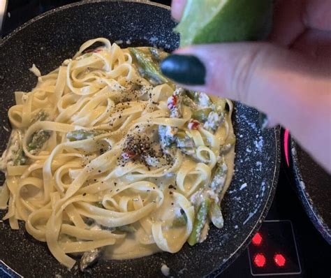 Servírovanie kuracích guľôčok s cestovinami a parmezánom