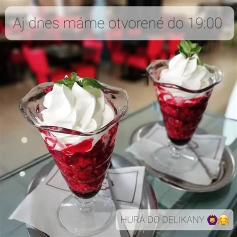 Servírovanie horúcich malín so zmrzlinou a šľahačkou