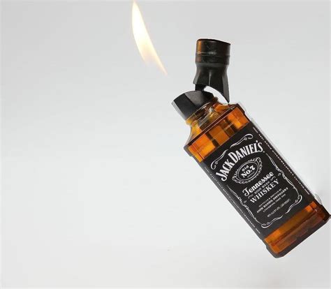 fľaša whisky a steak na grile