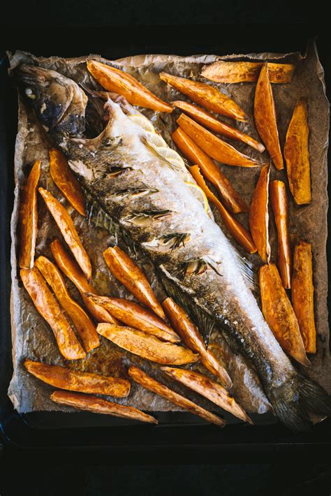 Zubáč s batatmi na plechu