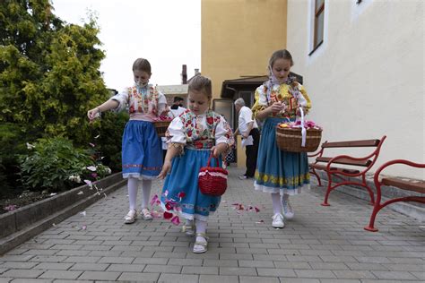 Deti v krojoch počas tematického dňa