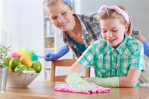 Ilustrácia čistej a upratanej domácnosti s dieťaťom