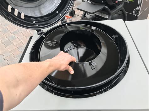 Detail teplomeru integrovaného v poklope grilu