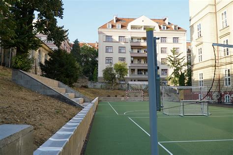 Školský dvor s zeleňou a hracími prvkami