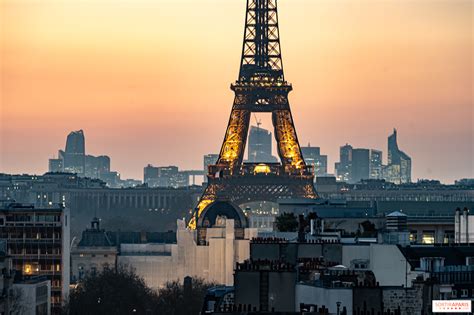 Panoramatický pohľad na Paríž s Eiffelovou vežou