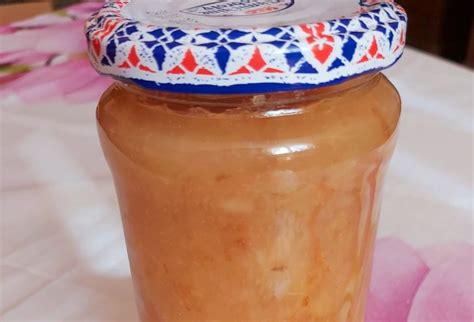 Hotový lekvár v pohároch s viditeľnými kúskami ovocia a zázvoru