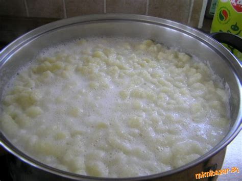 Príprava cesta na halušky z kyslého mlieka