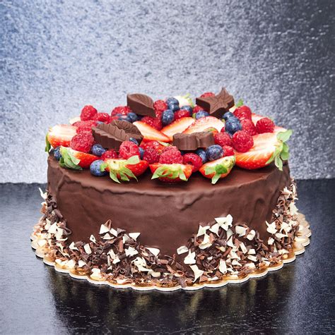 Čokoládová torta zdobená ovocím a čokoládovými hoblinkami