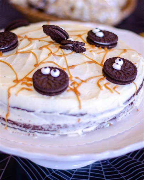 Zdobenie torty bielou čokoládovou plnkou