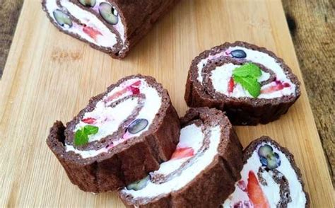 Ovocná roláda s rôznymi druhmi ovocia