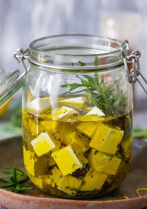 Syr marinovaný v oleji s bylinkami