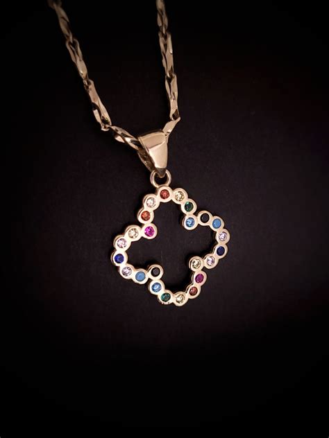 stojan s farebnými perlami