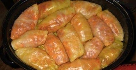 Študenti pripravujúci plnenú kapustu v kotlíku