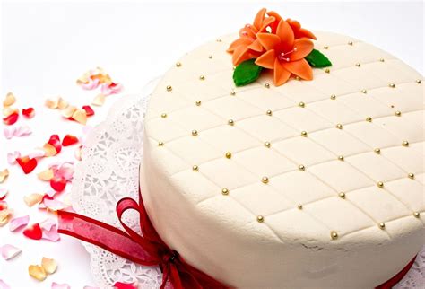 Marcipánová torta s kvetinovou výzdobou