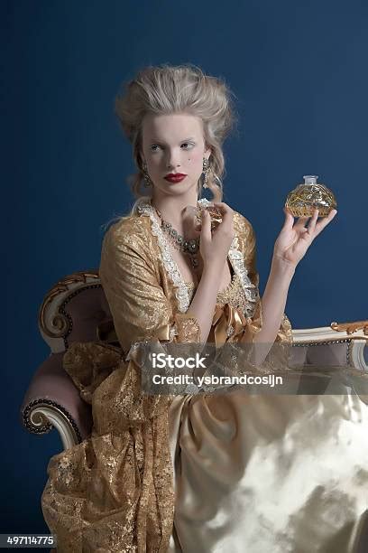 Štýlová žena s flakónom parfému