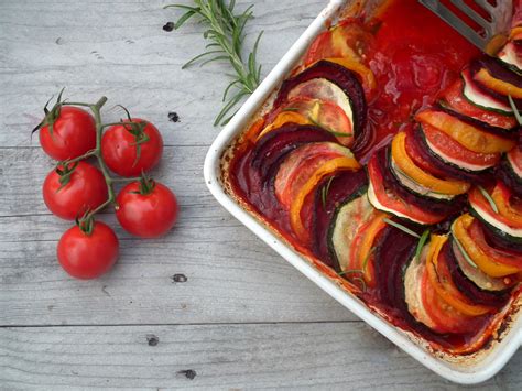 Vrstvený ratatouille v zapekacej mise